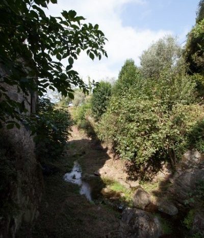 il terreno con il ruscello vicino