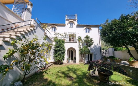 villa for sale between Pisa and Lucca