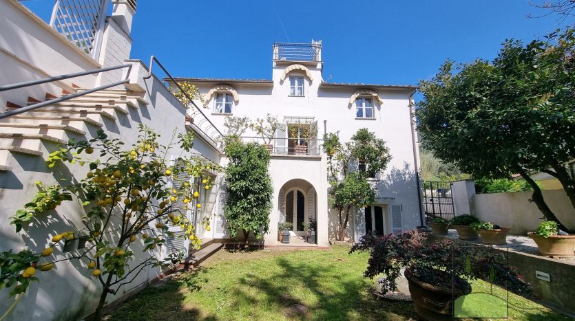 villa for sale between Pisa and Lucca